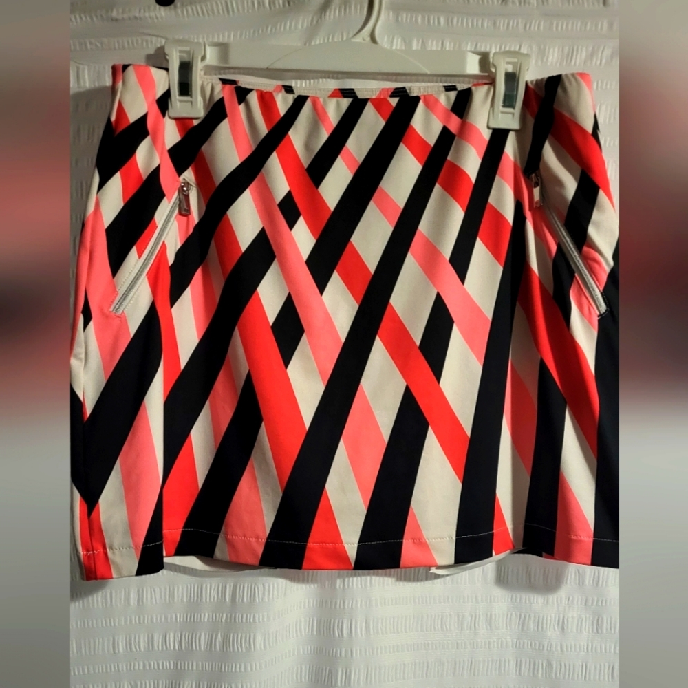 Tail golf or tennis skort. Awesome fun pattern.  Silver zipper detail.  Medium